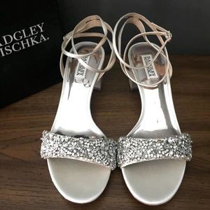 Badgley Mischka Jada Size 9 Ivory Block Heel Ankle Wrap Bridal Sandals